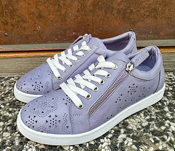 Låga sneakers med luftig perforerat skinn  med blixtlås från  Andrea Conti, pastellila