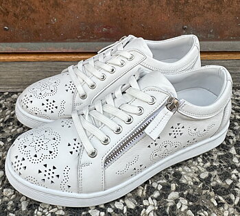 Låga sneakers med luftig perforerat skinn   med blixtlås från   Andrea Conti, vita