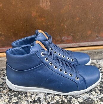 Sneakers med skaft från Charlotte of Sweden, jeans/brandy