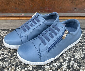 Sneakers från  Charlotte of Sweden med resår och blixtlås, infinity blue