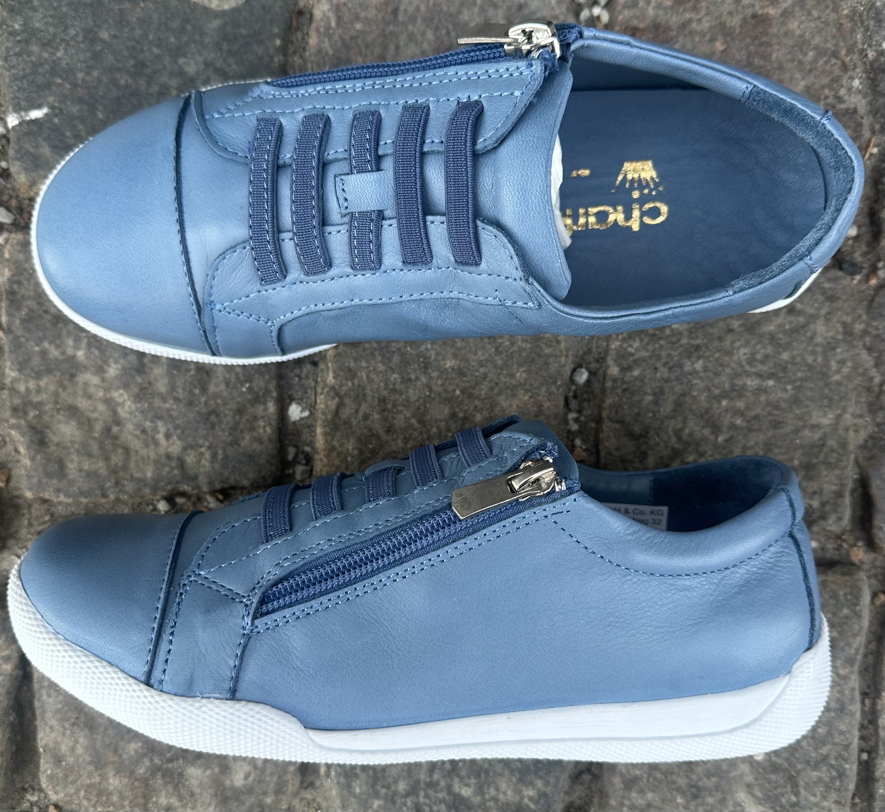 Sneakers från  Charlotte of Sweden med resår och blixtlås, infinity blue - 2