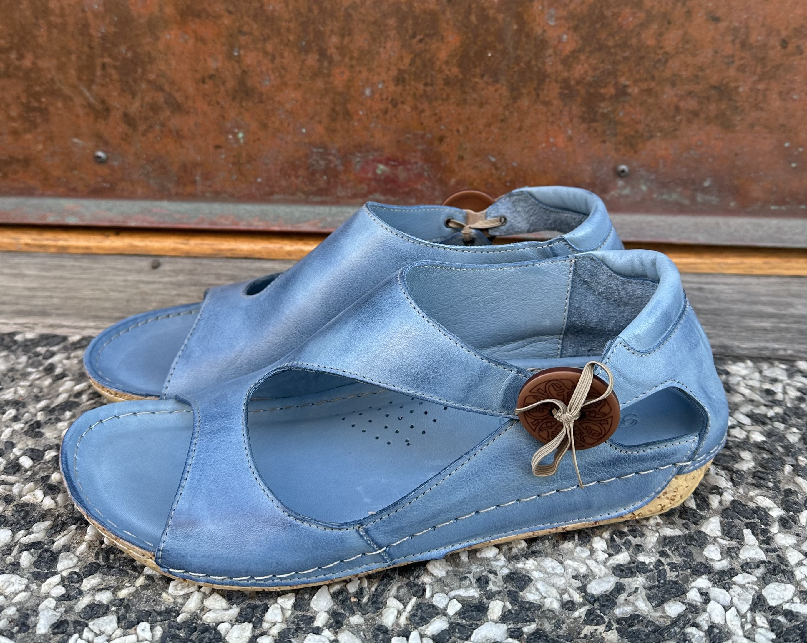 Sandalen med knappen i skinn, jeans