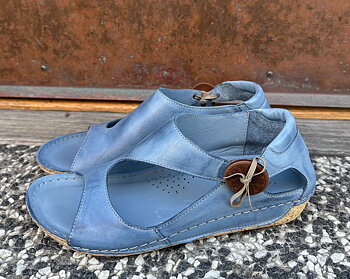 Sandalen med knappen i skinn, jeans
