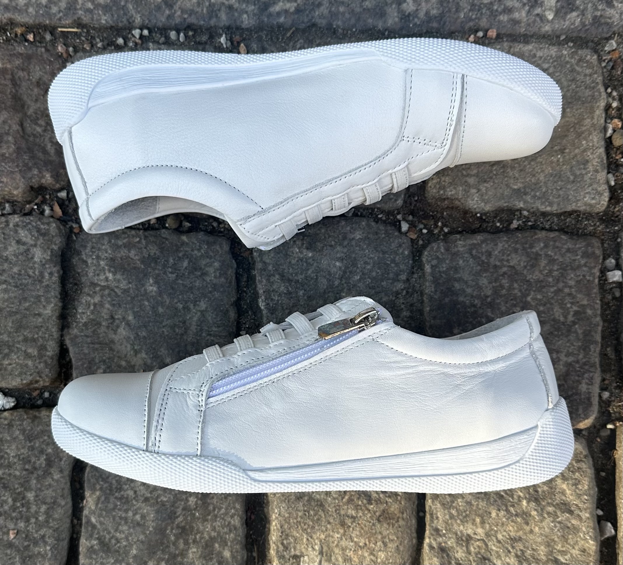 Sneakers från  Charlotte of Sweden med resår och blixtlås, vit - 2