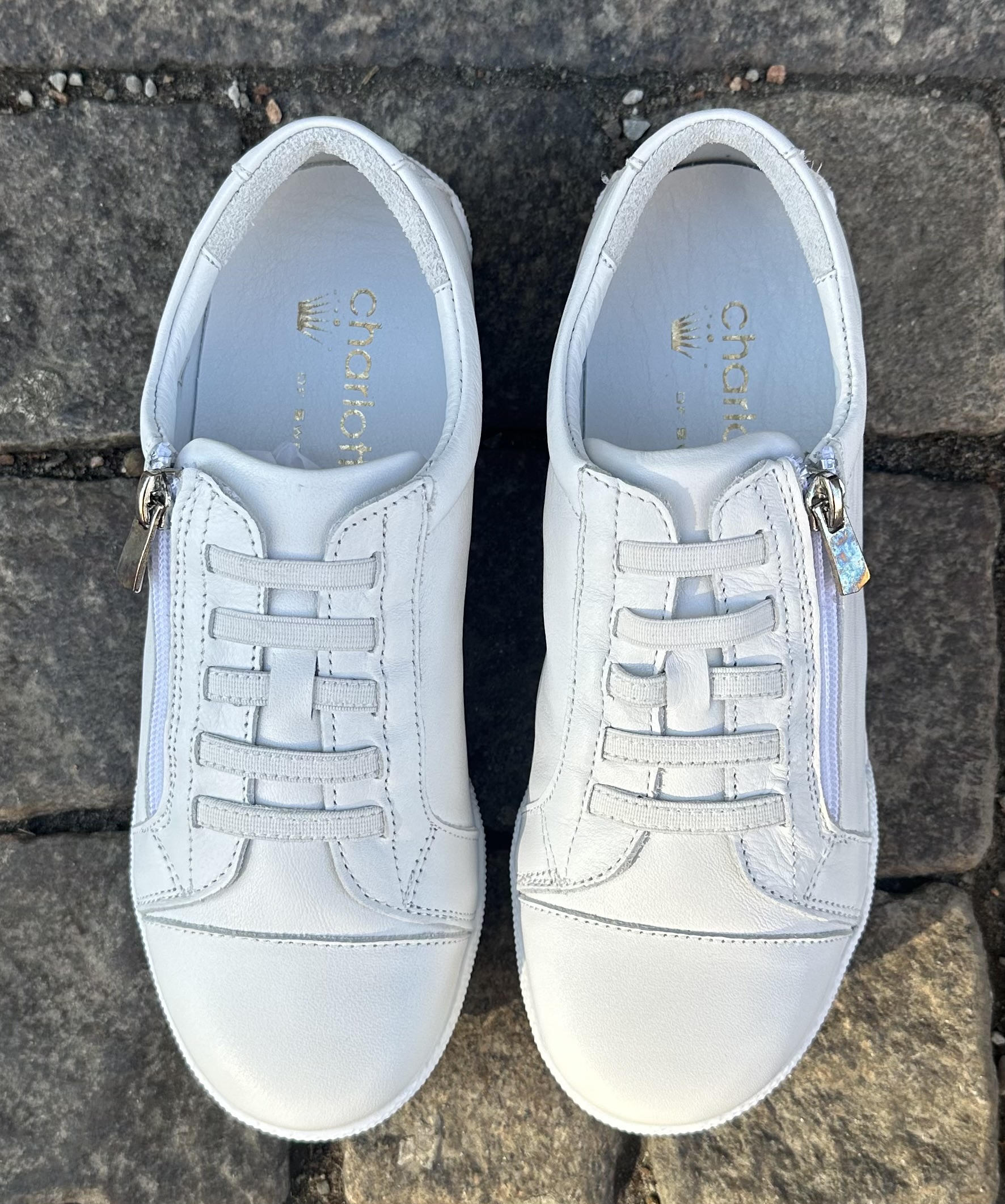 Sneakers från  Charlotte of Sweden med resår och blixtlås, vit - 3