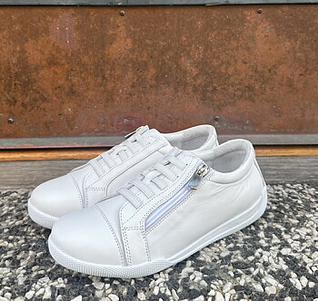 Sneakers från  Charlotte of Sweden med resår och blixtlås, vit