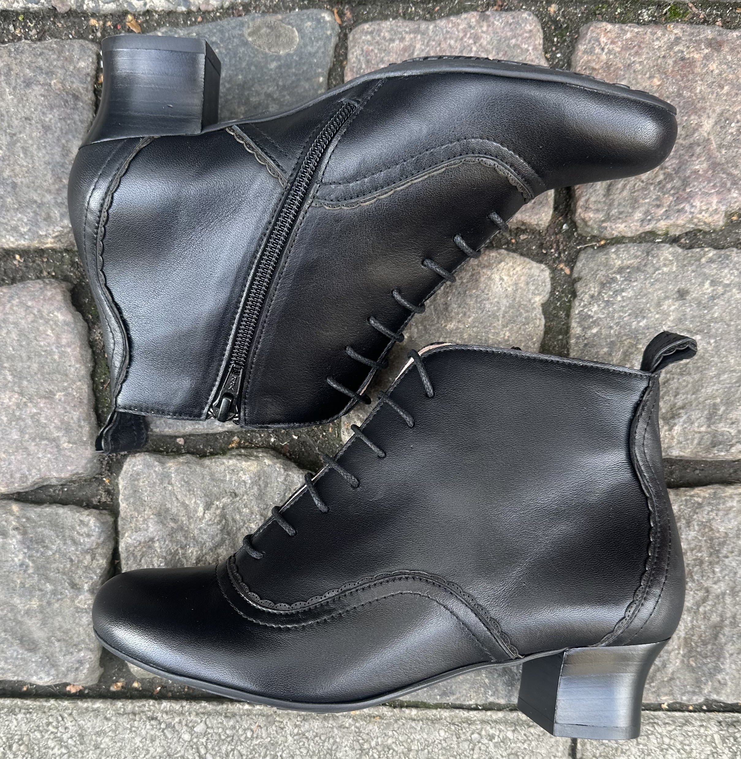 Brako snörkängor med brouges i naturgarvat skinn, svart