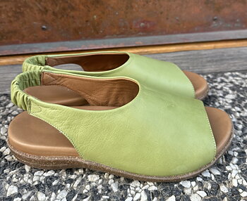 Sköna sandaler från Andrea Conti, kiwi