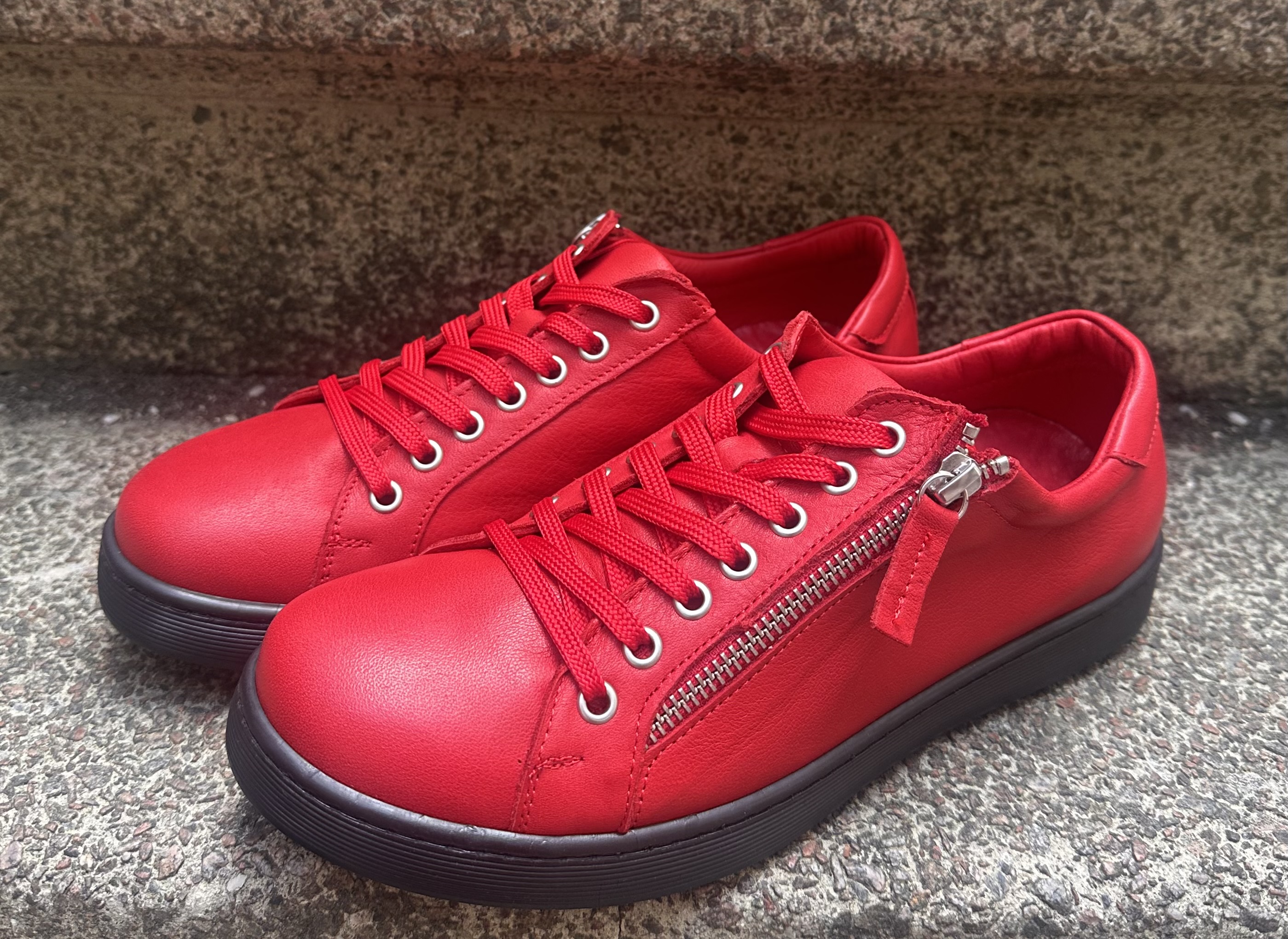 Sneakers med blixtlås från  Charlotte of Sweden, chili