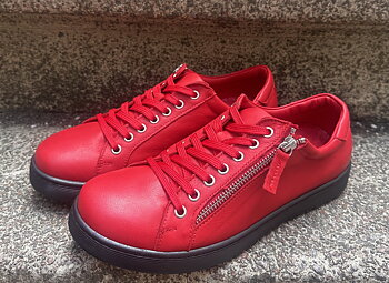 Sneakers med blixtlås från  Charlotte of Sweden, chili
