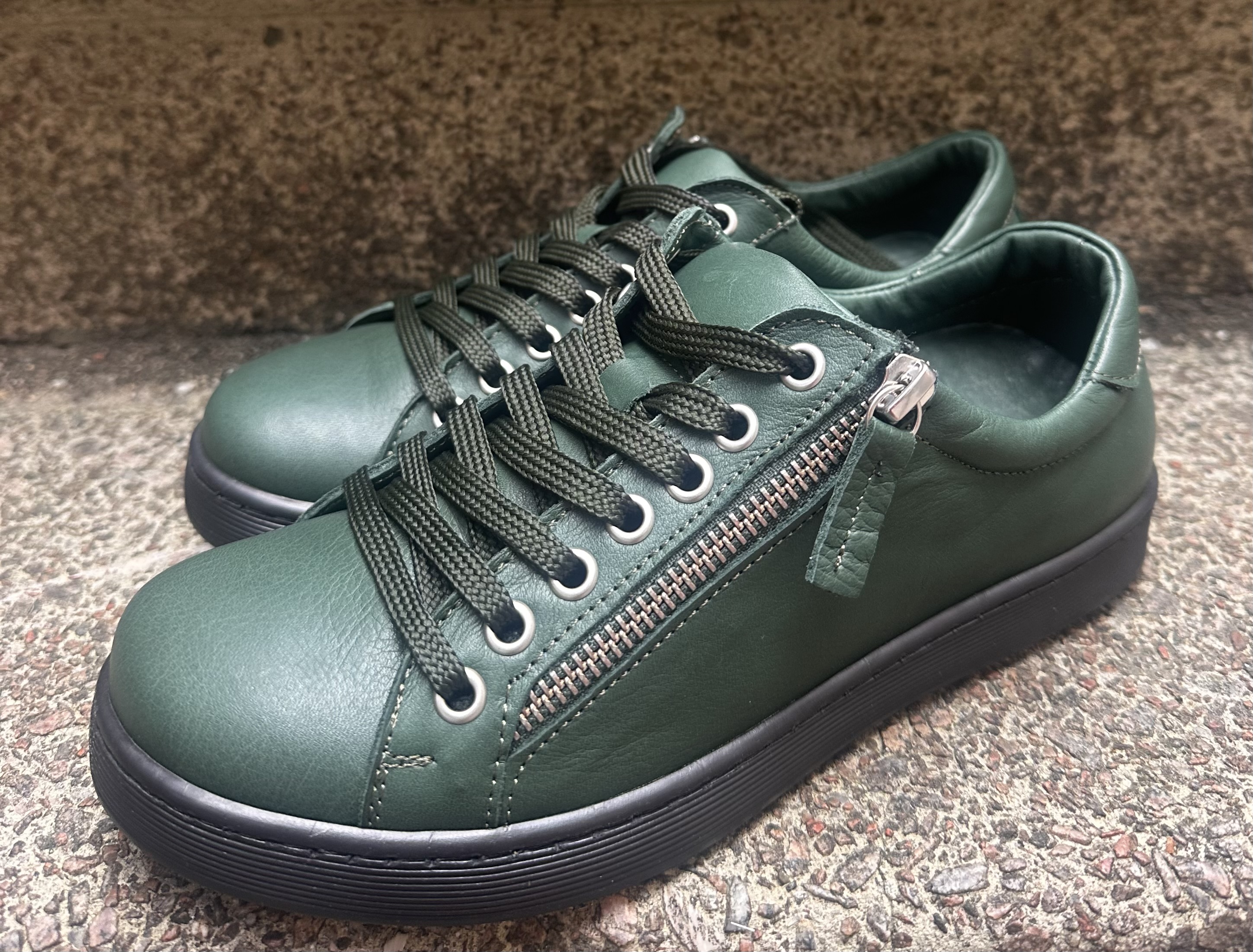 Sneakers med blixtlås från  Charlotte of Sweden, petrol