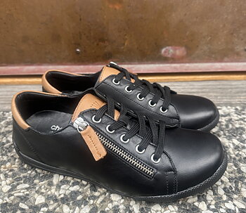 Sneakers med blixtlås från Charlotte of Sweden, svart/ brandy
