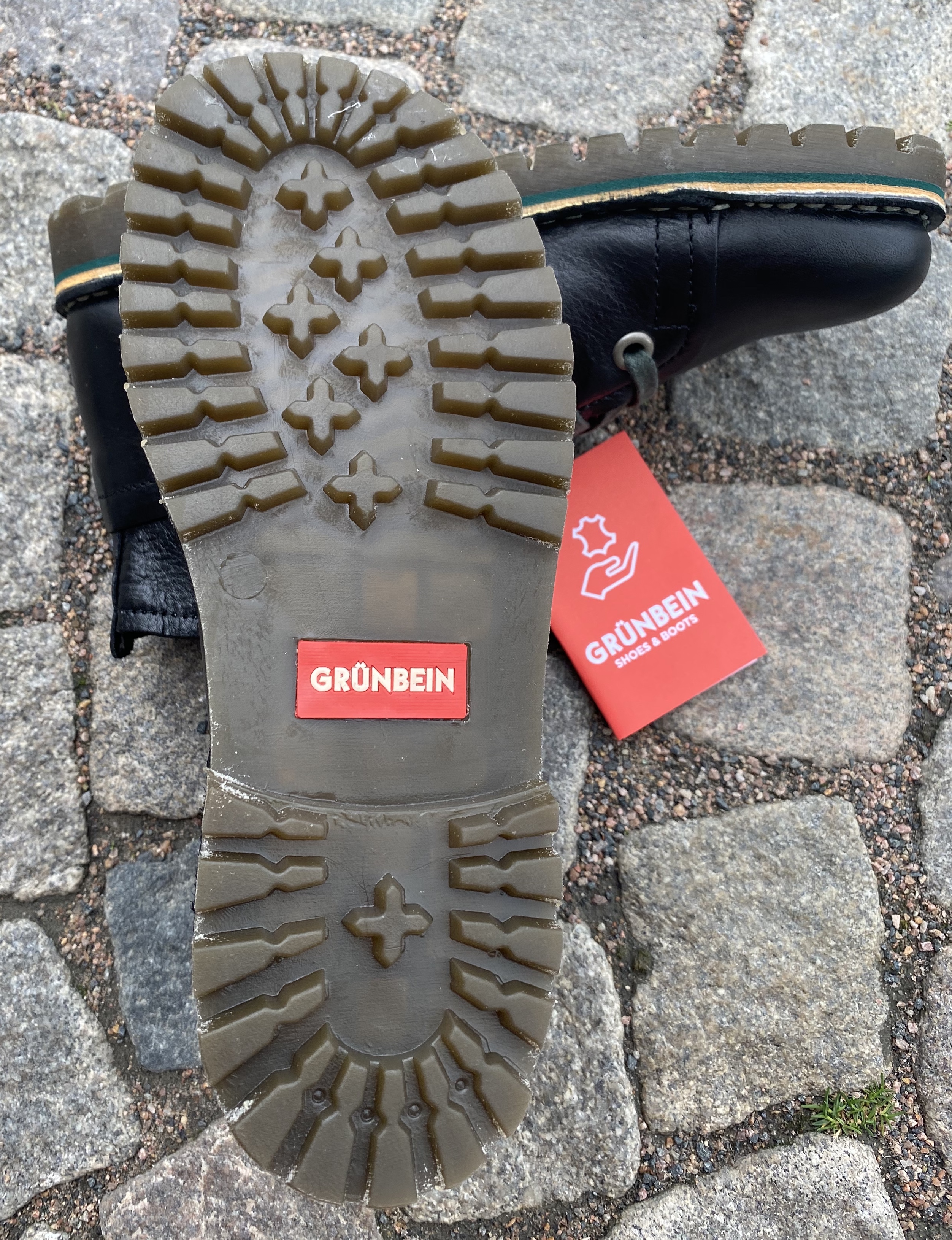 Snörkängor  med traktorsula i naturgarvat skinn från Grunbein, modell Tessa, svart - 4