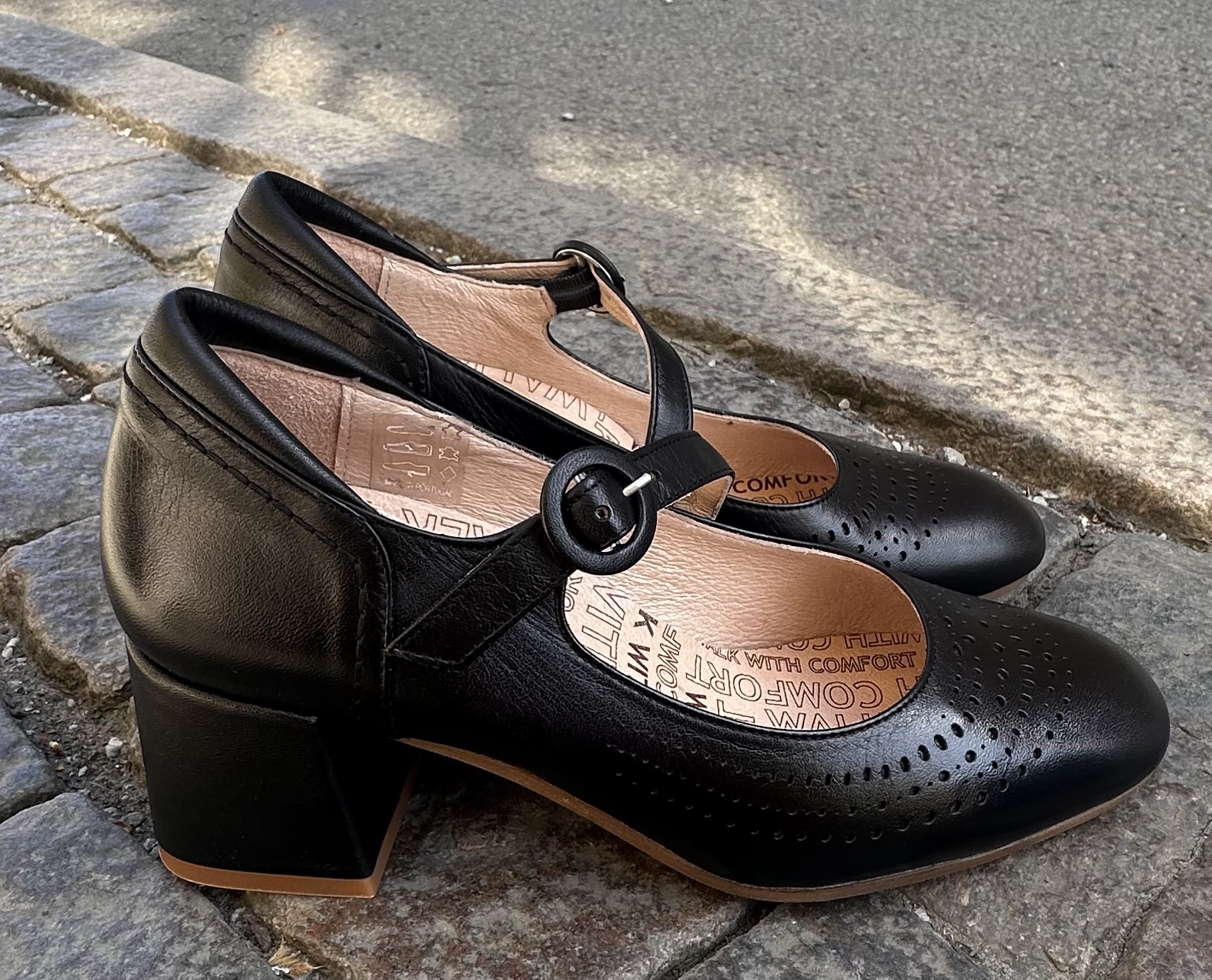 Från Brako i modell Mary, klacksko i retrostil, svart