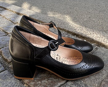 Från Brako i modell Mary, klacksko i retrostil, svart