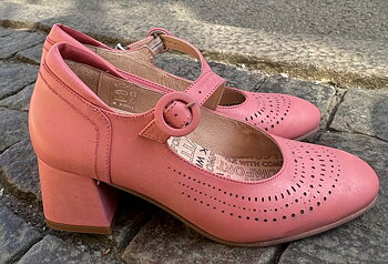 Från Brako i modell Mary, klacksko i retrostil, gammelrosa
