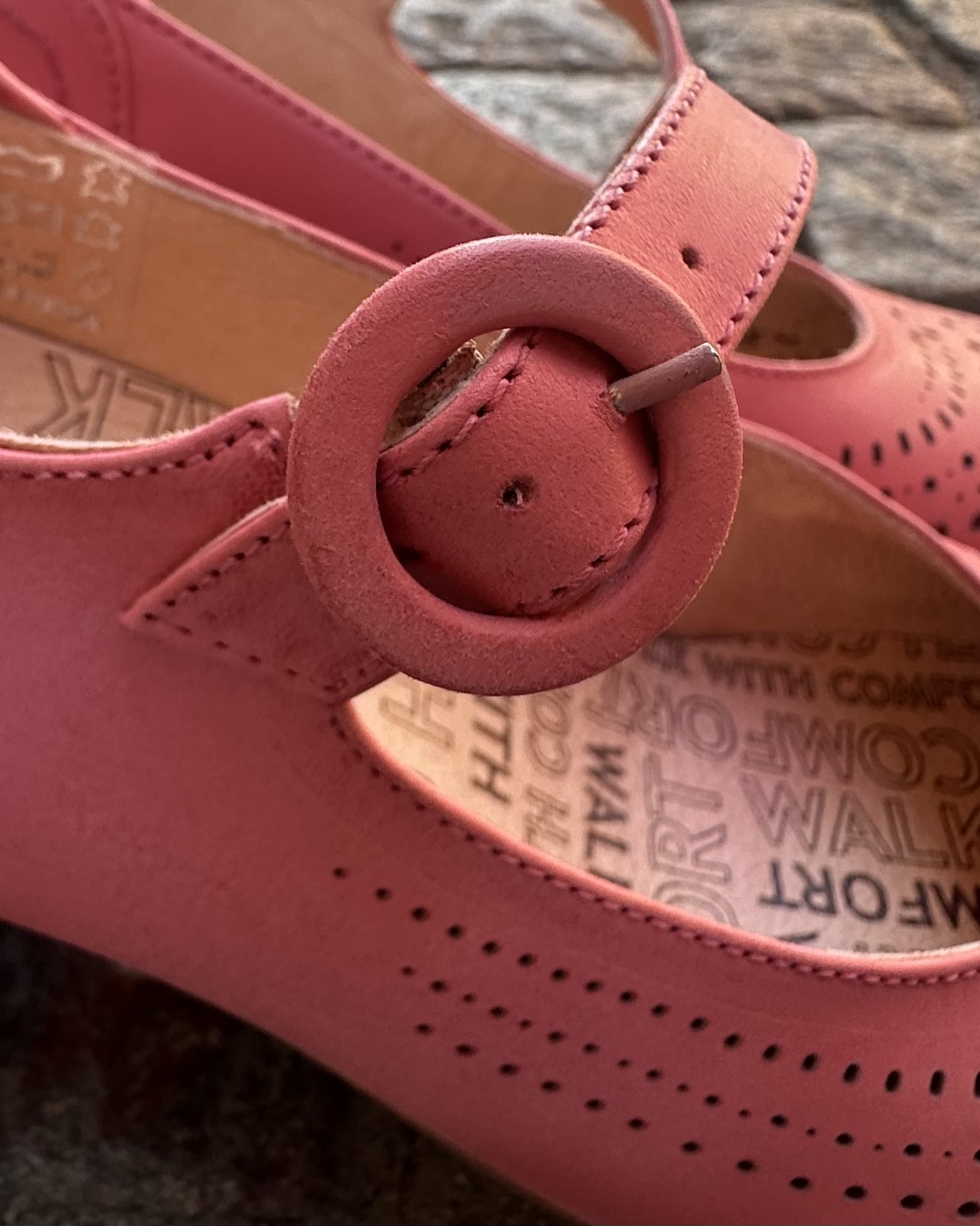 Från Brako i modell Mary, klacksko i retrostil, gammelrosa - 2
