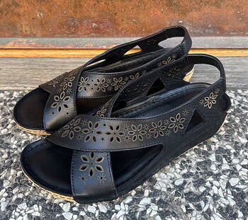 Sandalen "Flower"  i skinn från Rosa Negra, svart