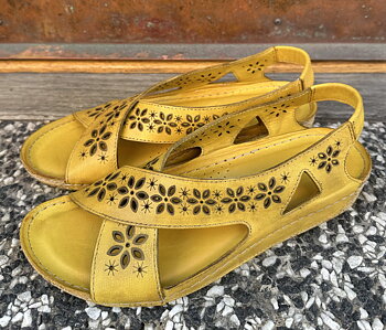 Sandalen "Flower"  i skinn från Rosa Negra, gul