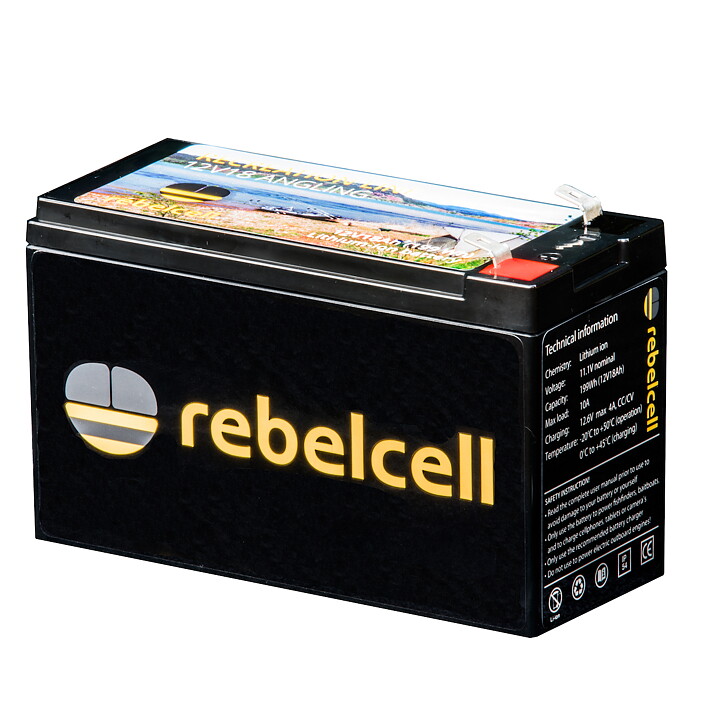 Båtpaket med 18 Ah Rebelcell batteri med laddare, relingsfäste och magnetisk givarhållare till plastbåtar