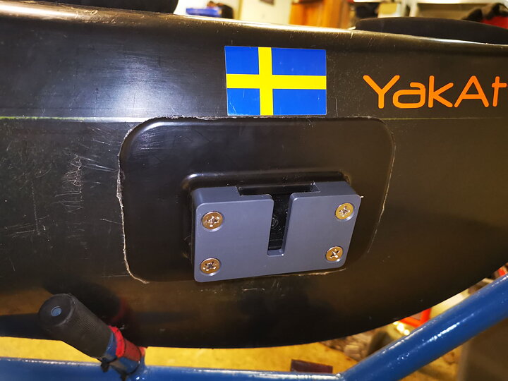 Limmad givarhållarlösning till kajak med lim.