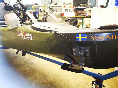 Limmad givarhållarlösning till kajak med lim.