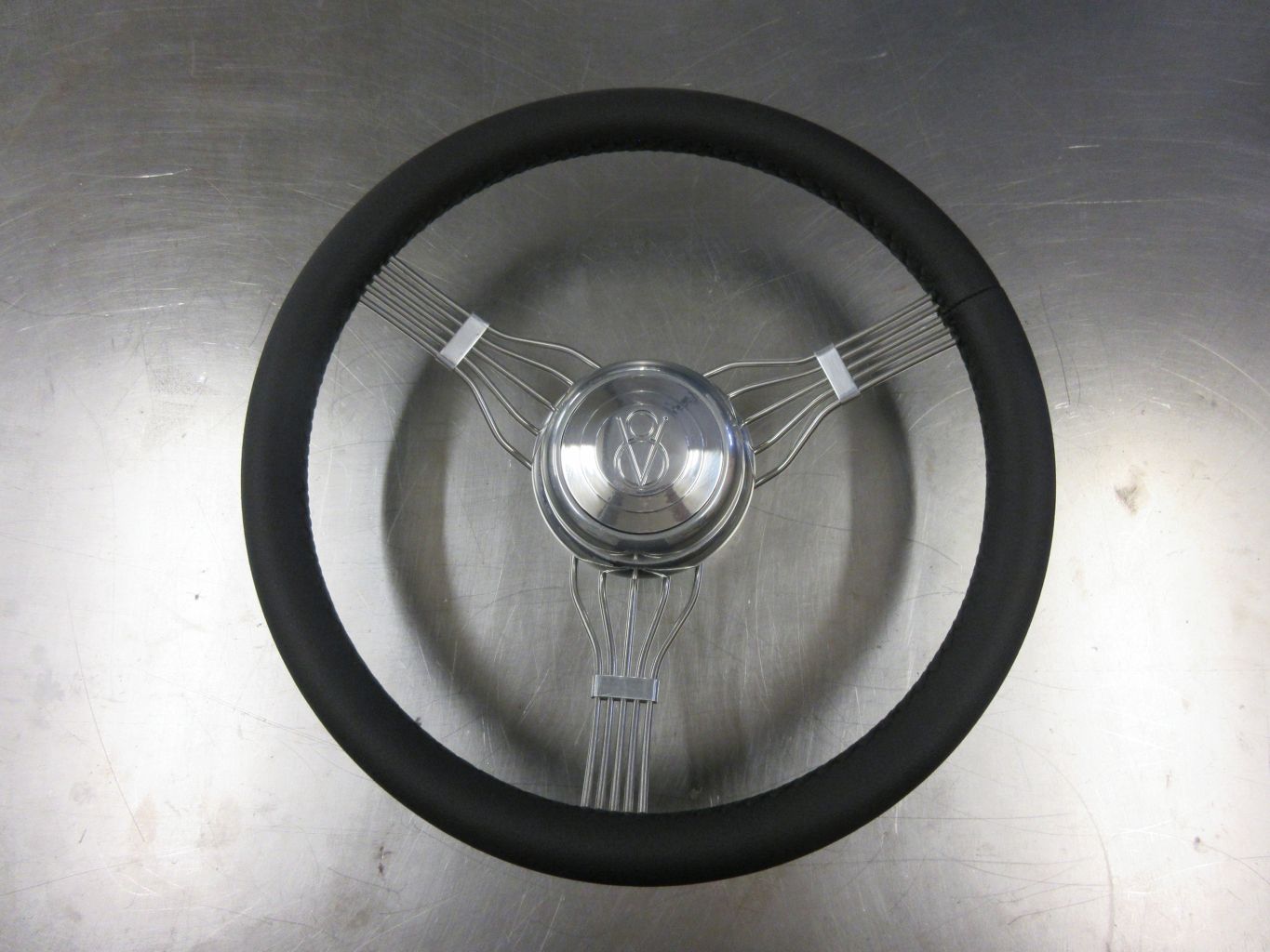 Steering Wheel Banjo Style 15´´ V8 Logo