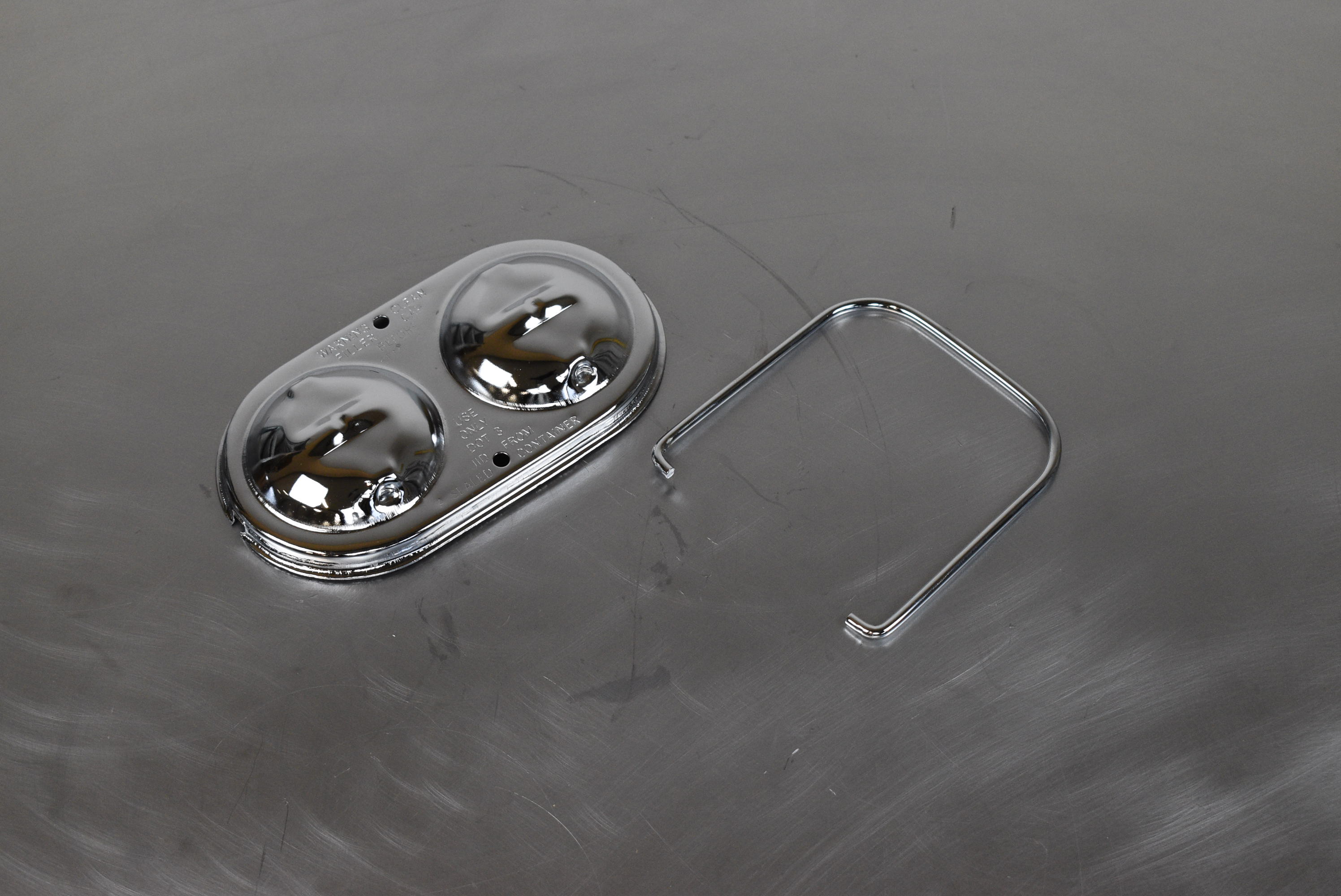 Cap GM Master Cylinder "Dual Bail"