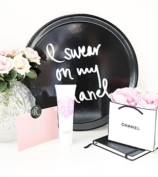Bricka "I Swear On My Chanel" Svart