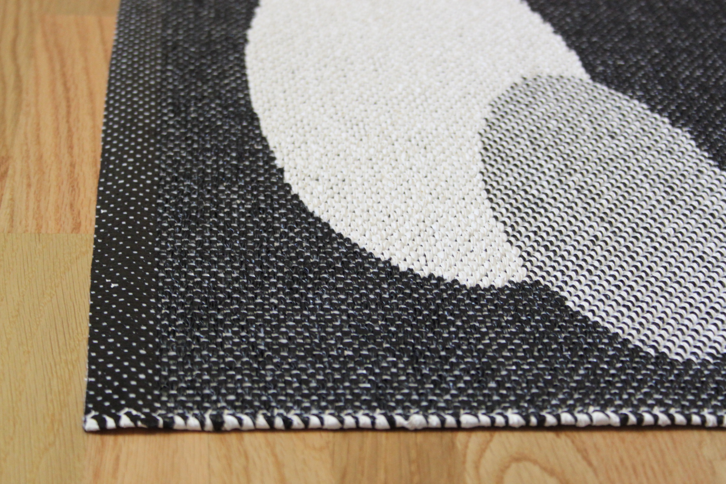 Aline Svart - plastmatta - 2