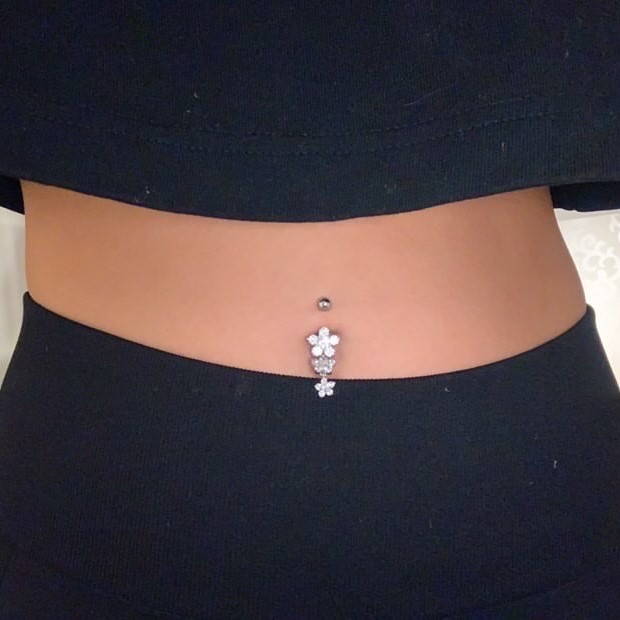 Navelpiercing med hängande tre blommor-vita kristaller - 4