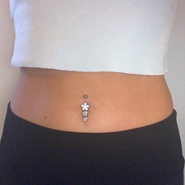 Navelpiercing med hängande tre blommor-vita kristaller - 3