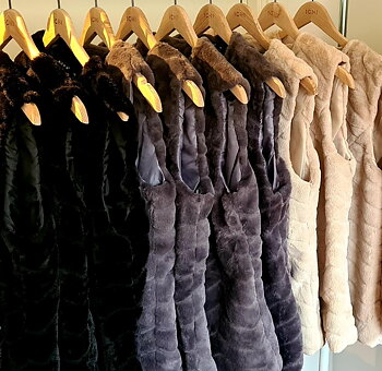 Väst Lavish Fur  Black MICHA