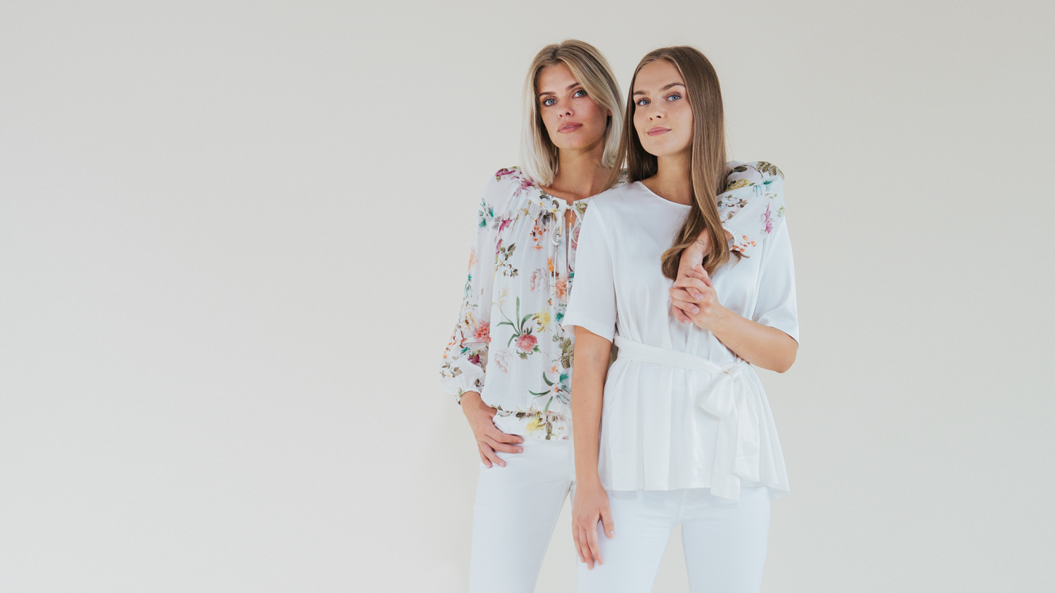 ALICIA BLOUSE OffWhite med Blommor Modes Stockholm - 2