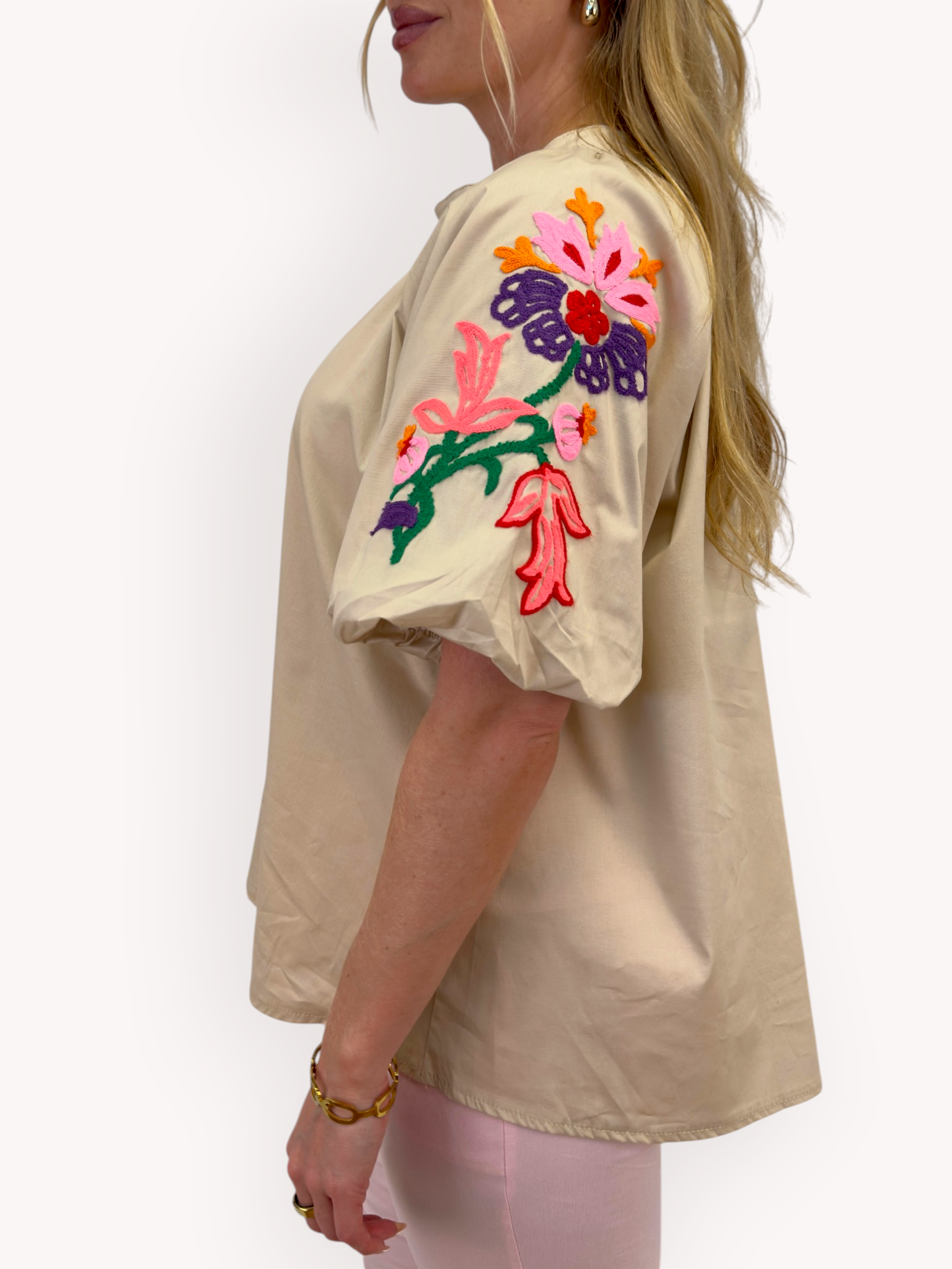 Topp med broderade ärmar