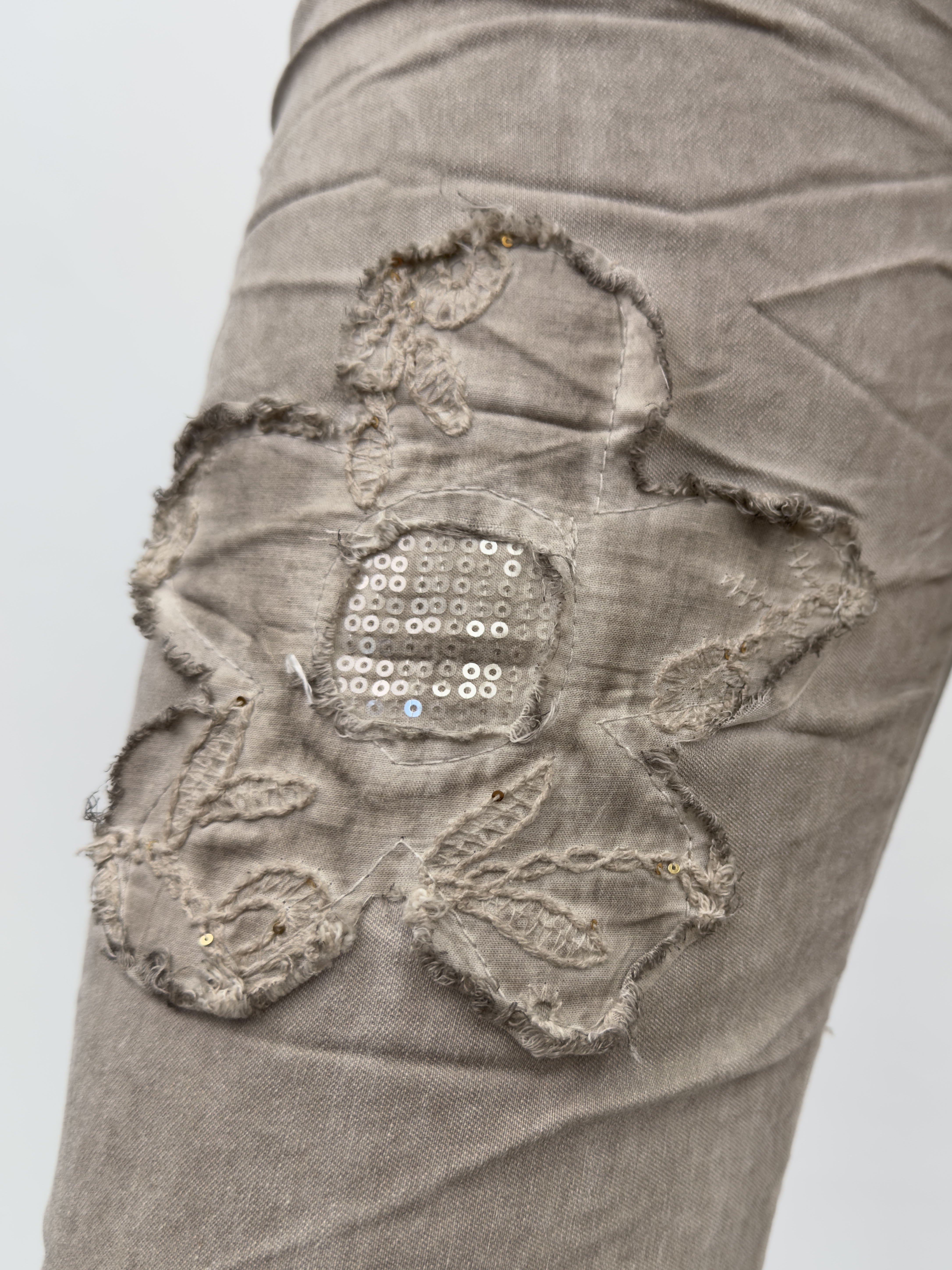 Stretch pants with appliqués - 3