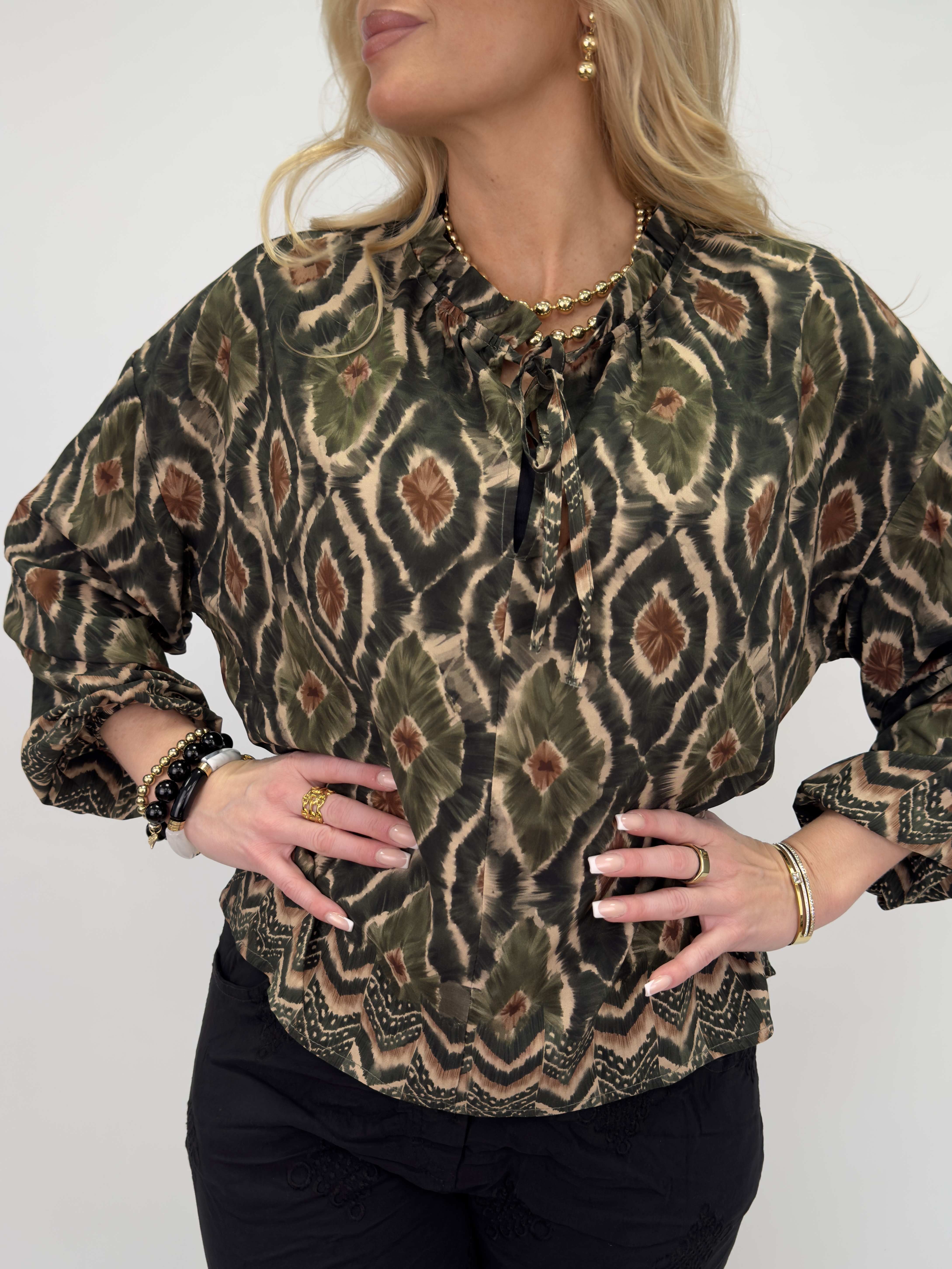 Mönstrad blus med knytband