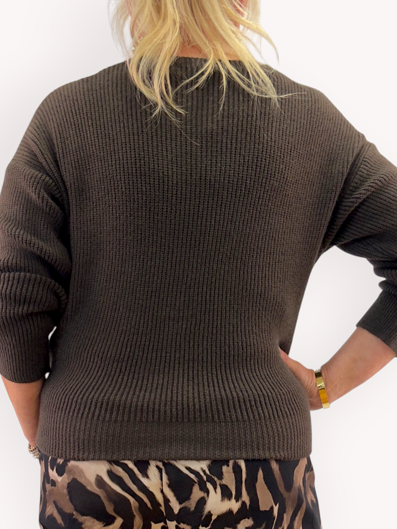 V-neck cardigan with buttons - 3