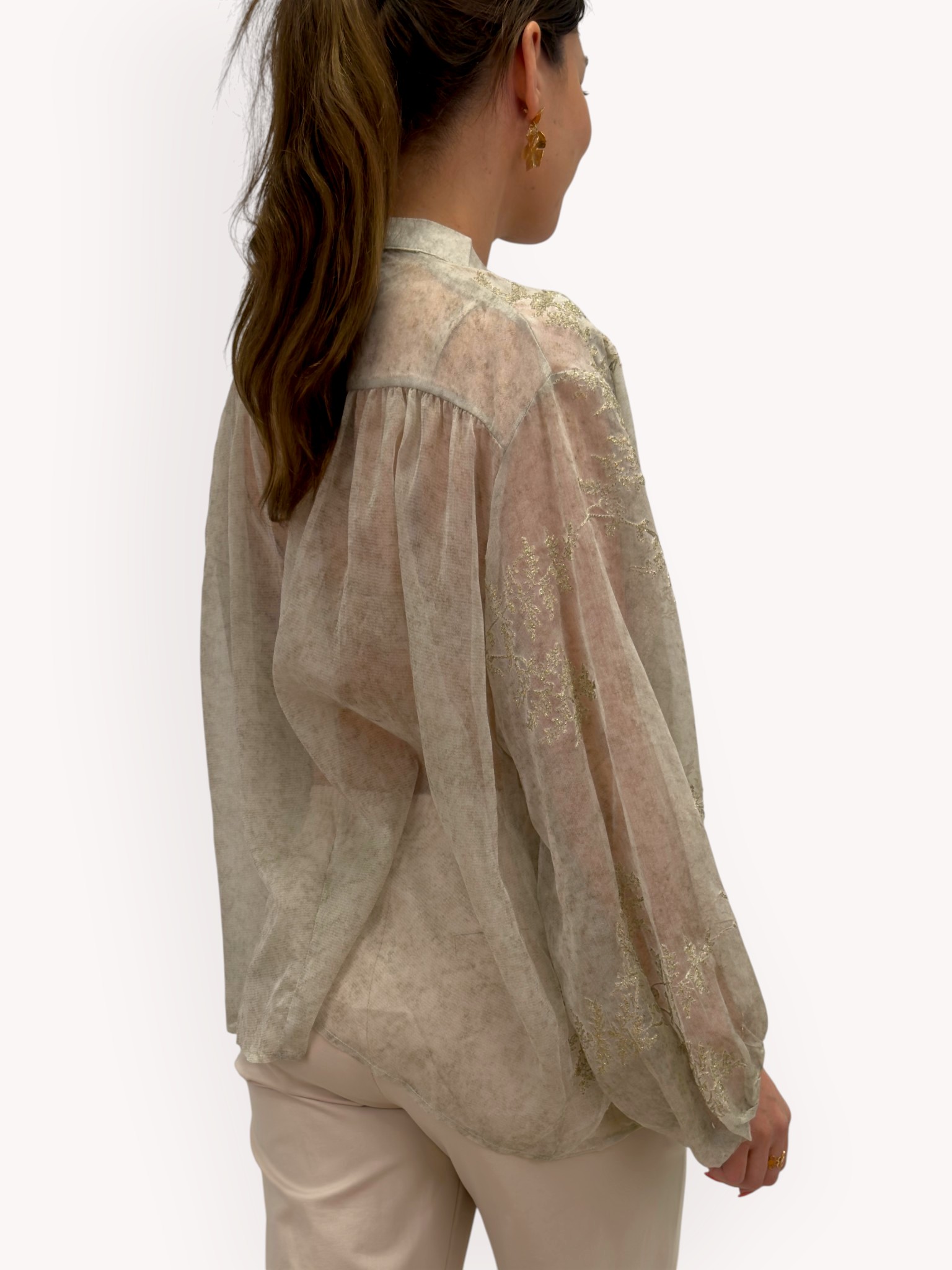 Blus med skimrande broderi - 2