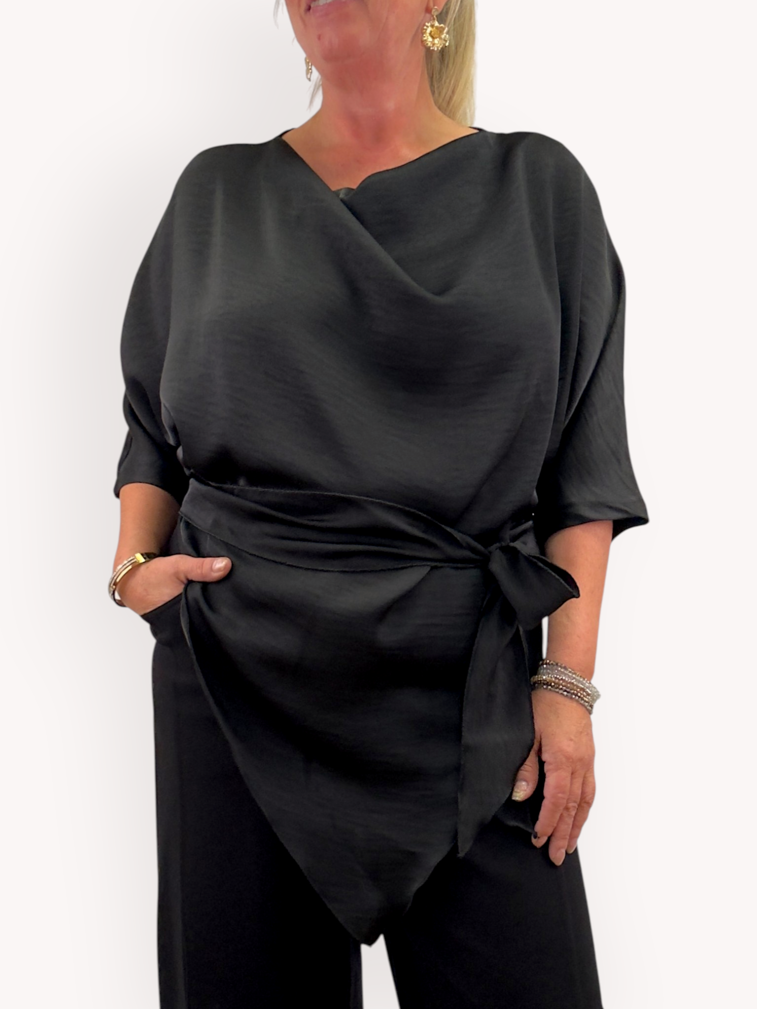 Festblus med knytdetalj
