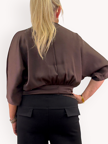 Festblus med knytdetalj