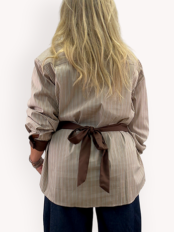 Randig blus med kontrastkrage
