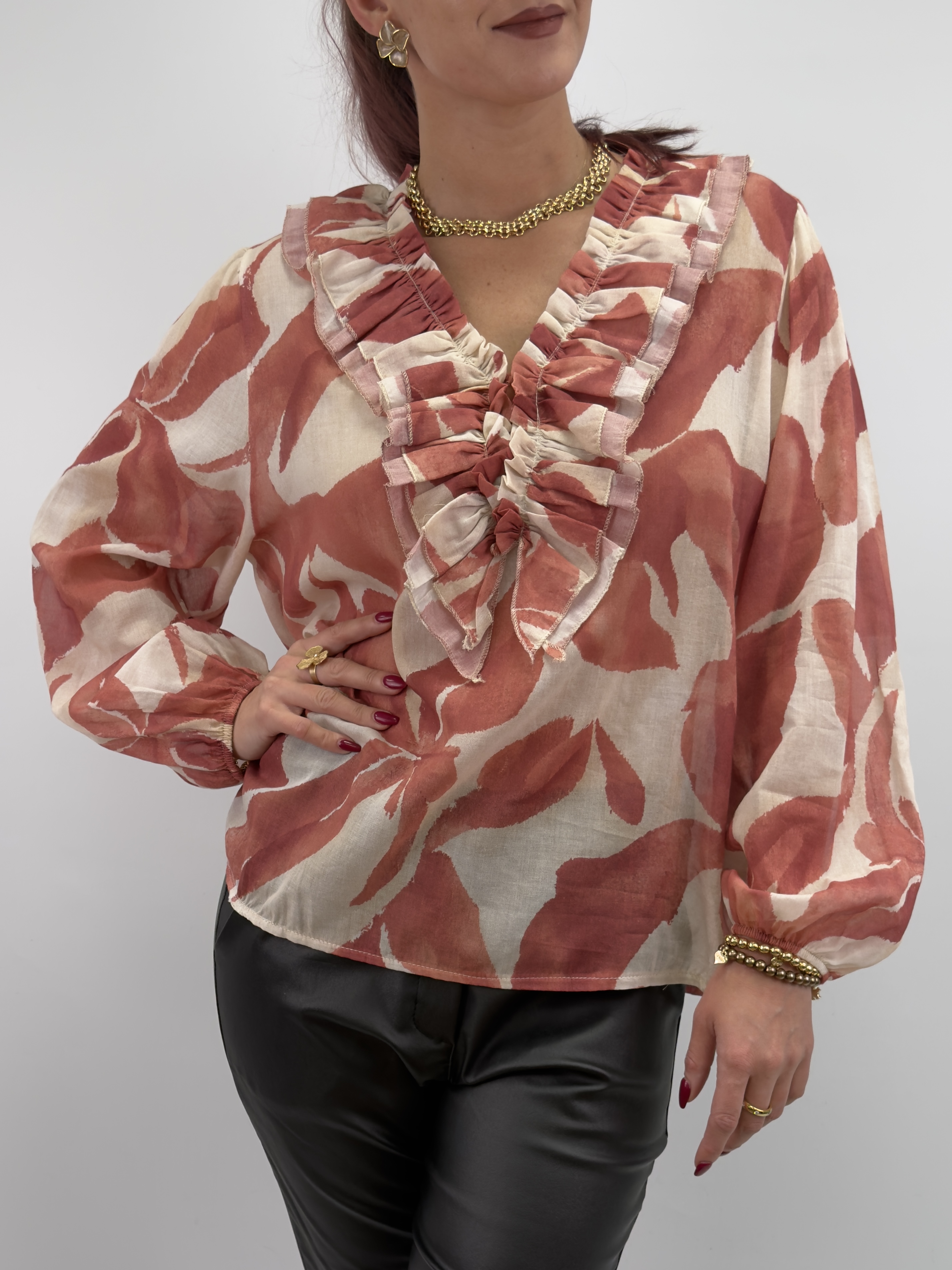Blus med volangdetaljer