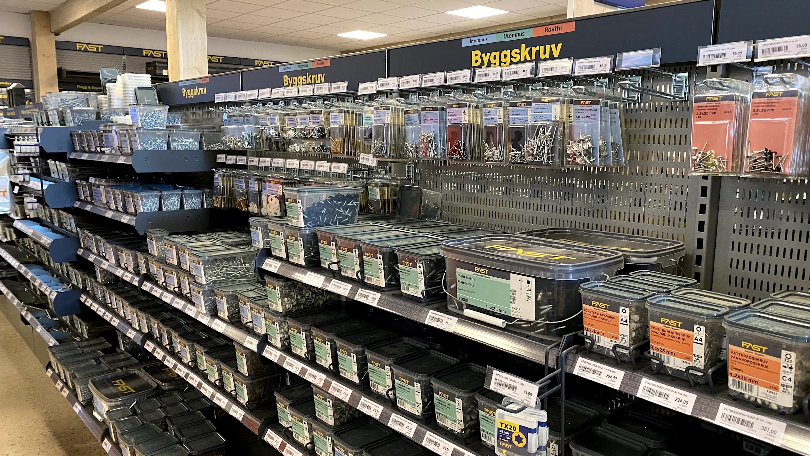 Kom in och få en offert, allt inom bygg. Tak, fönster, hus, kök, golv, vitvaror, kakel, klinker, trall och mycket mer Vi kör ut varor, ring oss på 0418-80355