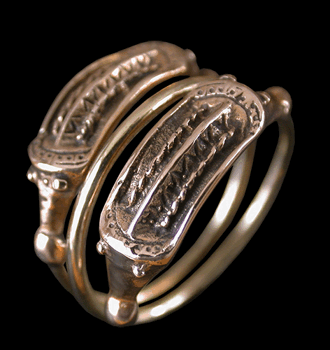 Ring dubbeldrake i brons.