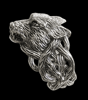 Silverring med en detaljrik varg .