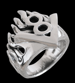 V8 ring med flames i Äkta silver.