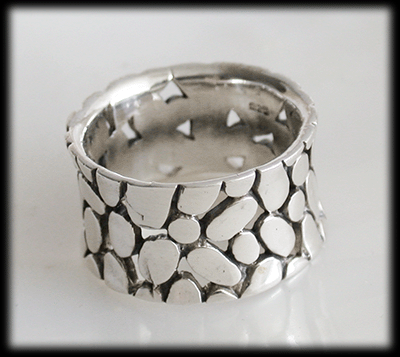 Bred silverring i ett "stenigt landskap". - 3