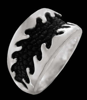 Kaxig silverring med stingrocka skinn.