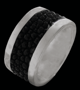 Ring i Äkta silver med stingrocka skinn.